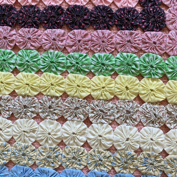 vintage hand stitched Yo-Yo quilt - Picture 6 of 8